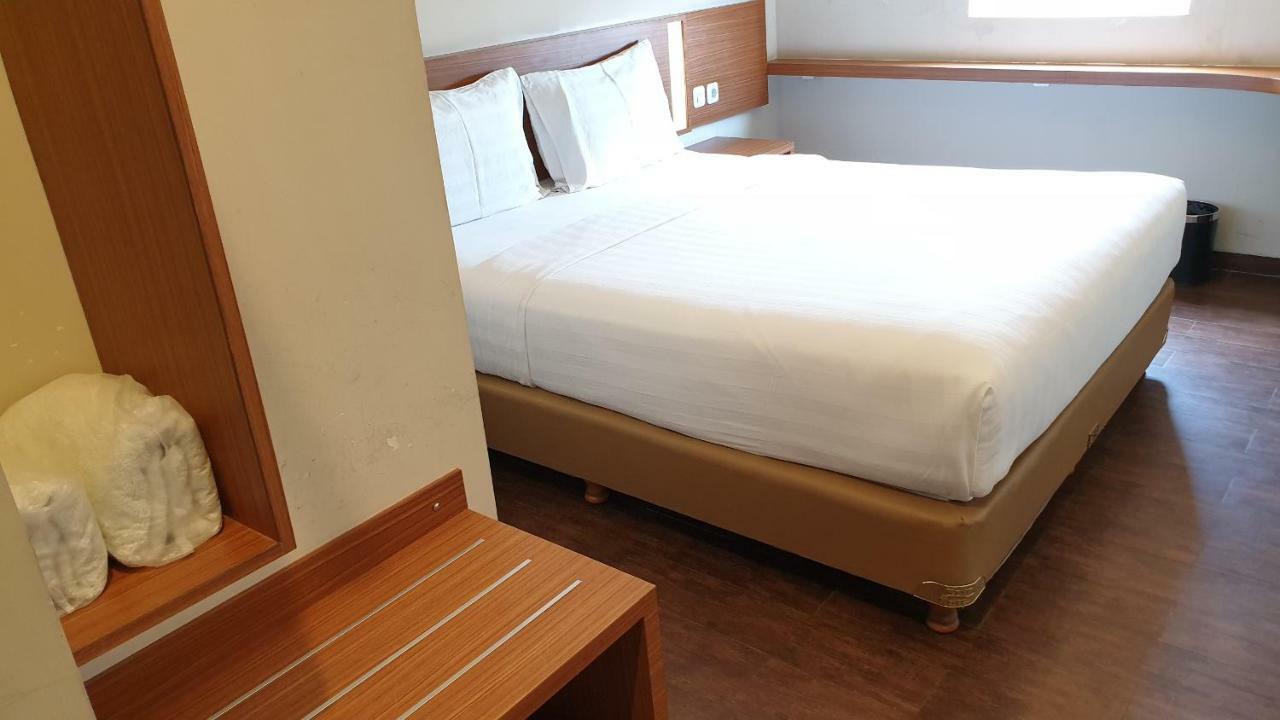 Biz Hotel City Center 암본 외부 사진